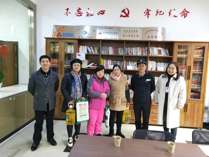 黨支部慰問社區困難群眾