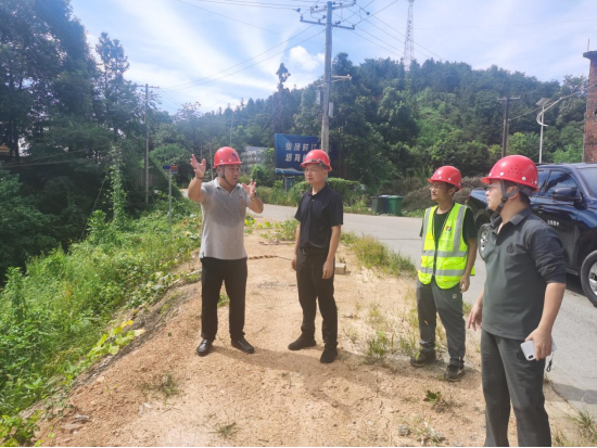 淥口區政府辦督導室主任易耀湘帶隊調度淥口區S330淦田至古岳峰公路二期工程現場情況