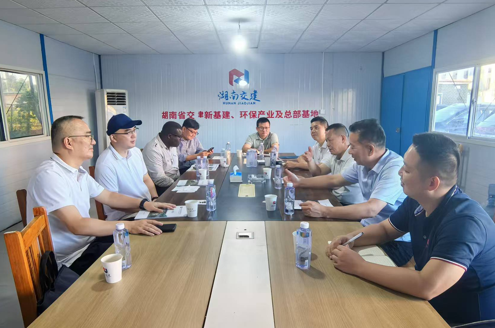 株洲高新區(qū)黨工委副書記、管委會主任劉智勇攜高新區(qū)經(jīng)濟(jì)合作局、湖南中焱時(shí)代科技有限公司蒞臨我司考察洽談，共謀合作發(fā)展新篇章