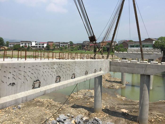 炎陵S347新河西大橋梁板成功架設(shè)