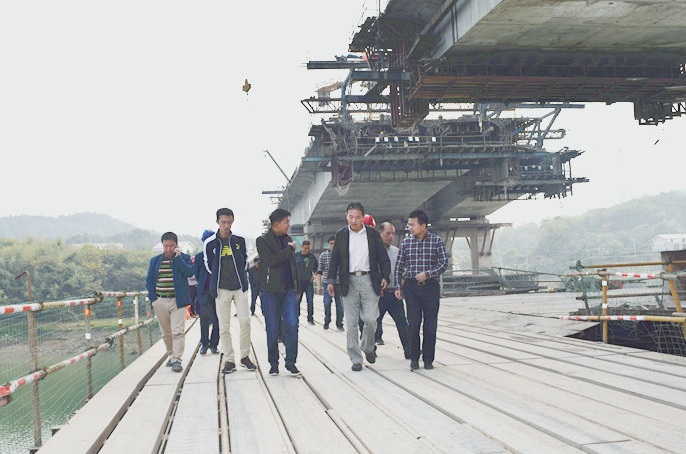 積極響應十九大號召 不負年底通車使命