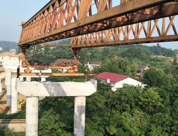 益婁高速公路第十五合同段第一片箱梁架設成功